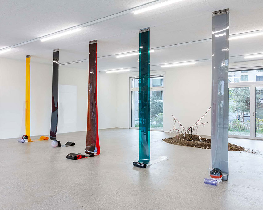 7. Vue d’exposition « Our Labor, Our Passion, Our Love »; Charly Mirambeau, Private Pursuits
    and Public Problems, 2024, rail en acier inoxydable, PVC, verre, tissus (cinq éléments), CALM
    – Centre d’Art La Meute, Lausanne, Suisse, 2024 / Photo: Théo Dufloo / Courtoisie de l’artiste
    et CALM – Centre d’Art La Meute.