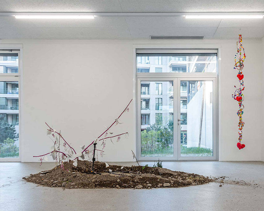 9. Vue d’exposition « Our Labor, Our Passion, Our Love »; Juri Bizzotto, Phytolacca Vol. 1, 2024,
    installation et performance, branches, perles, tissu, microphone, dim. variables, CALM –
    Centre d’Art La Meute, Lausanne, Suisse, 2024 / Photo: Théo Dufloo / Courtoisie de l’artistex
    et CALM – Centre d’Art La Meute.