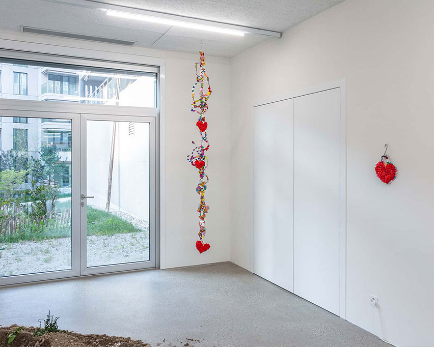 10. Vue d’exposition « Our Labor, Our Passion, Our Love »; Marisabel Arias, I am only for you,
    2024, 240x30x15cm; I am only for you love, 2024, coeurs en éponges, paillettes
    microporeuses, crochet en aluminium, 25x37x10cm, CALM – Centre d’Art La Meute,
    Lausanne, Suisse, 2024 / Photo: Théo Dufloo / Courtoisie de l’artiste et CALM – Centre d’Art
    La Meute.