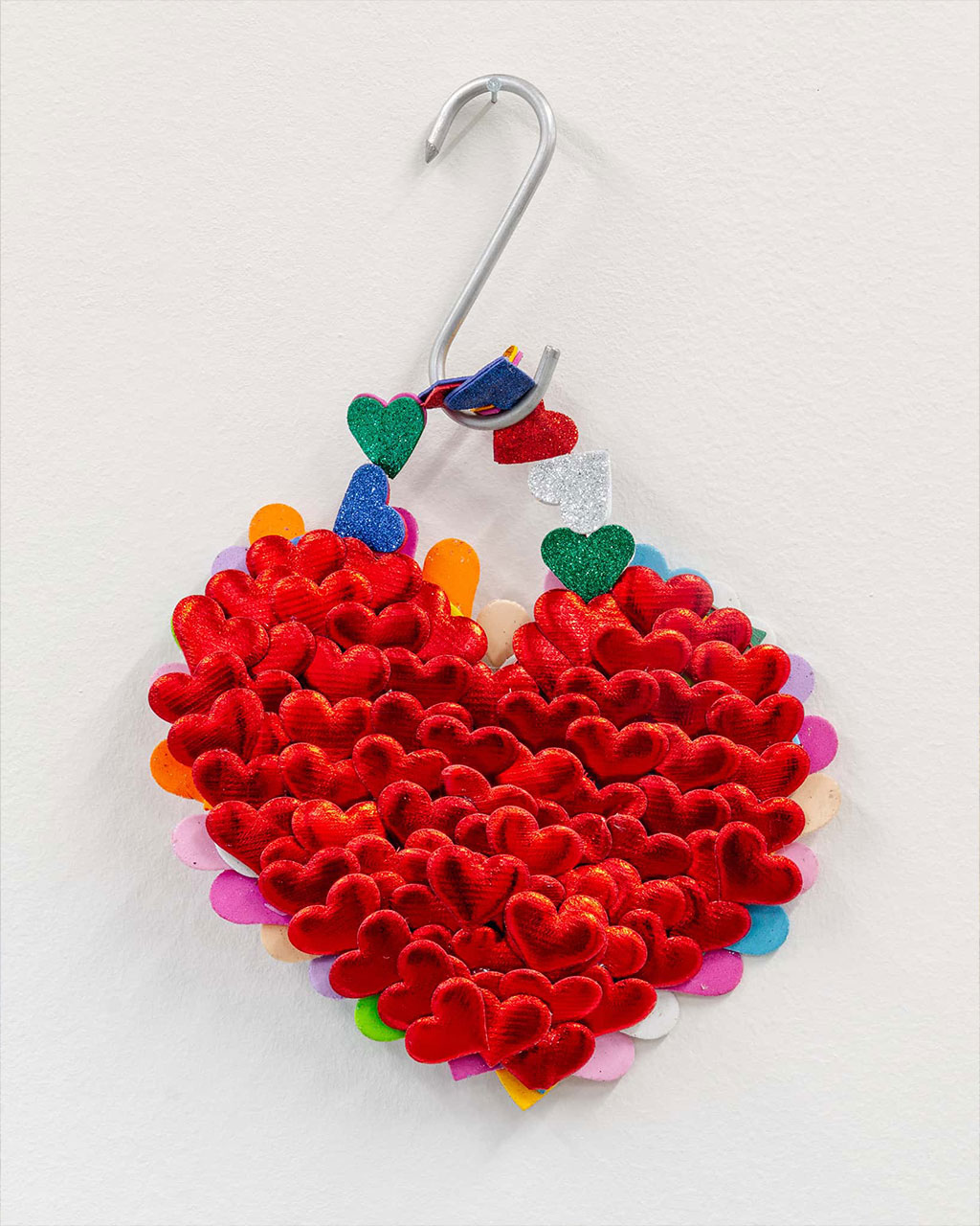 11. Vue d’exposition « Our Labor, Our Passion, Our Love »; Marisabel Arias, I am only for you love,
    détail, 2024, coeurs en éponges, paillettes microporeuses, crochet en aluminium,
    25x37x10cm, CALM – Centre d’Art La Meute, Lausanne, Suisse, 2024 / Photo: Théo Dufloo /
    Courtoisie de l’artiste et CALM – Centre d’Art La Meute.