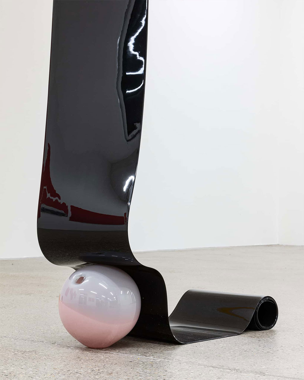16. Vue d’exposition « Our Labor, Our Passion, Our Love »; Charly Mirambeau, Private Pursuits
    and Public Problems (Conditions of Possibility), détail, 2024, rail en acier inoxydable, PVC,
    verre, CALM – Centre d’Art La Meute, Lausanne, Suisse, 2024 / Photo: Théo Dufloo /
    Courtoisie de l’artiste et CALM – Centre d’Art La Meute.