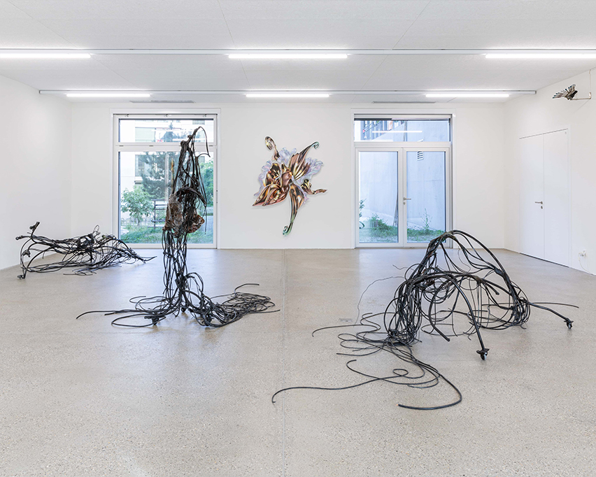 1. Vue d’exposition « This is the time of sweet sweet change for us all », CALM – Centre d’Art La Meute, Lausanne, Suisse, 2024 / Photo: Théo Duﬂoo / Courtoisie des artistes, New Galerie, collection AL’H et CALM – Centre d’Art La Meute.