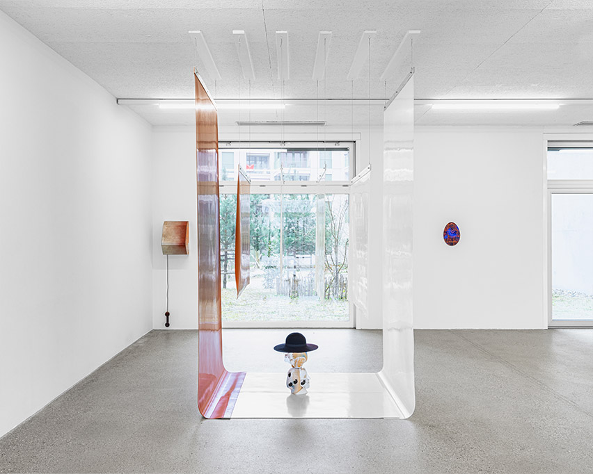 16. Vue d’exposition « Version Cue », Niels Trannois, CALM – Centre d’Art La Meute, Lausanne,
                        Suisse, 2025 / Photo: Théo Dufloo / Courtoisie de l’artiste.