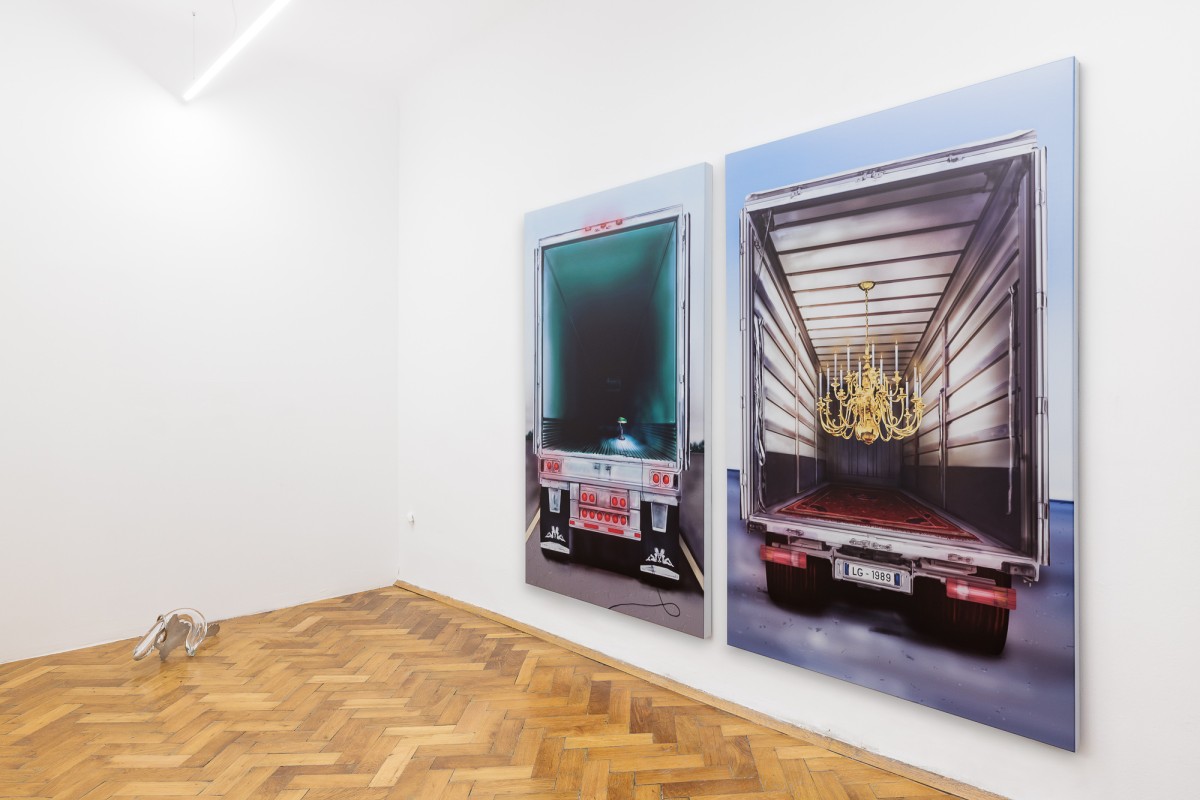 Vue d'exposition, « Above, Below, Between », (g. à d.), Andreia Santana, Louisa Gagliardi, CALM – Centre d’Art La Meute invité par UA26, Vienne, Autriche, 2026 / Photo ©kunst- dokumentation.com / Manuel Carreon Lopez / Courtoisie des artistes, Galeria Filomena Soares, Lisbonne et Dawid Radziszewski Gallery, Varsovie / Curaté par Oriane Emery & Jean-Rodolphe Petter.