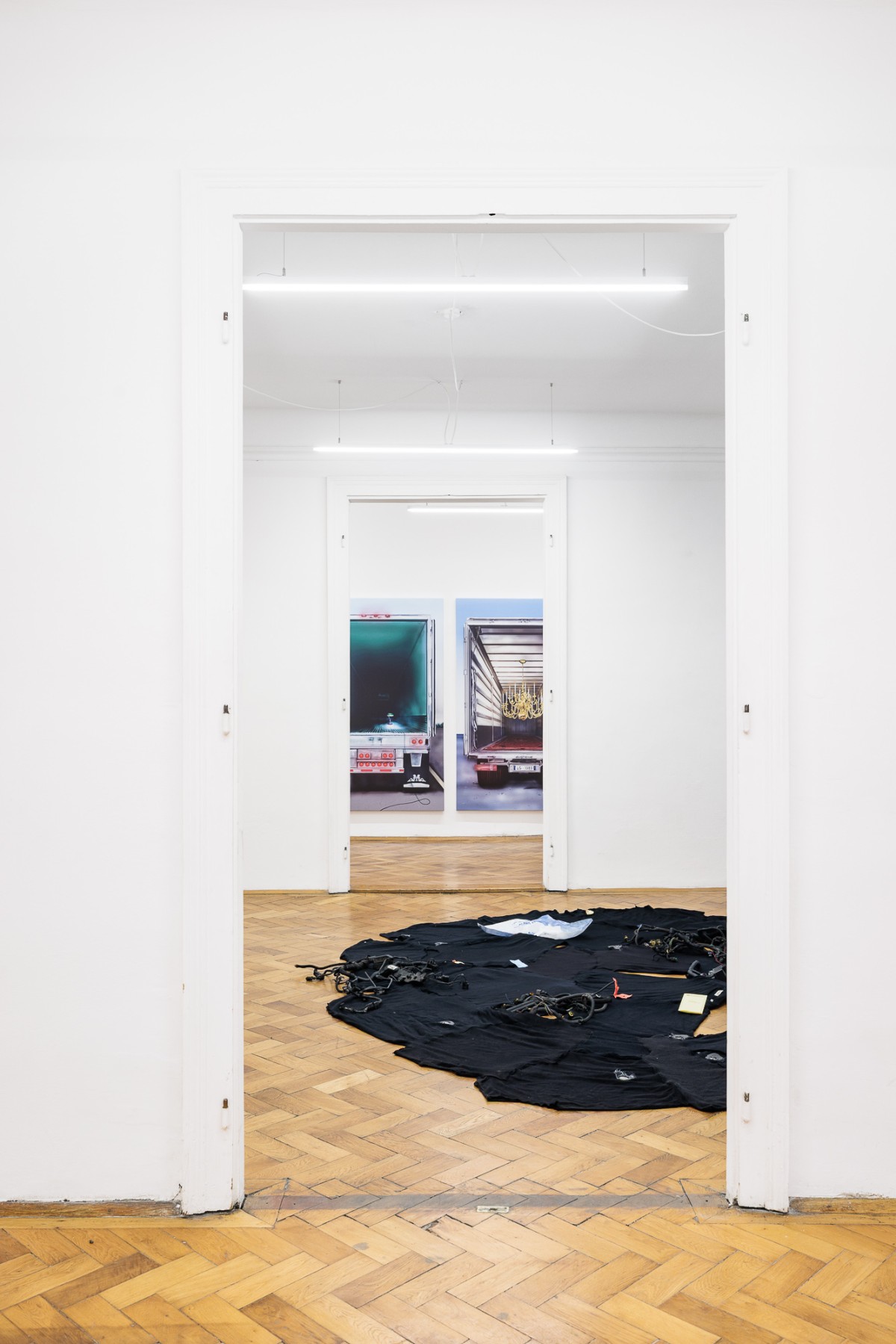 Vue d'exposition, « Above, Below, Between », Alfredo Aceto (sol), détail, Louisa Gagliardi, détail, CALM – Centre d’Art La Meute invité par UA26, Vienne, Autriche, 2026 / Photo ©kunst-dokumentation.com / Manuel Carreon Lopez / Courtoisie des artistes et Dawid Radziszewski Gallery, Varsovie / Curaté par Oriane Emery & Jean-Rodolphe Petter.