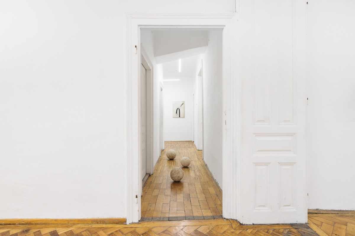 Vue d'exposition, « Above, Below, Between », John M Armleder (sol), Debbie Alagen (mur), CALM – Centre d’Art La Meute hosted by UA26, Vienne, Autriche, 2026 / Photo ©kunst-dokumentation.com / Manuel Carreon Lopez / Courtoisie de l'artiste / Curaté par Oriane Emery & Jean-Rodolphe Petter.