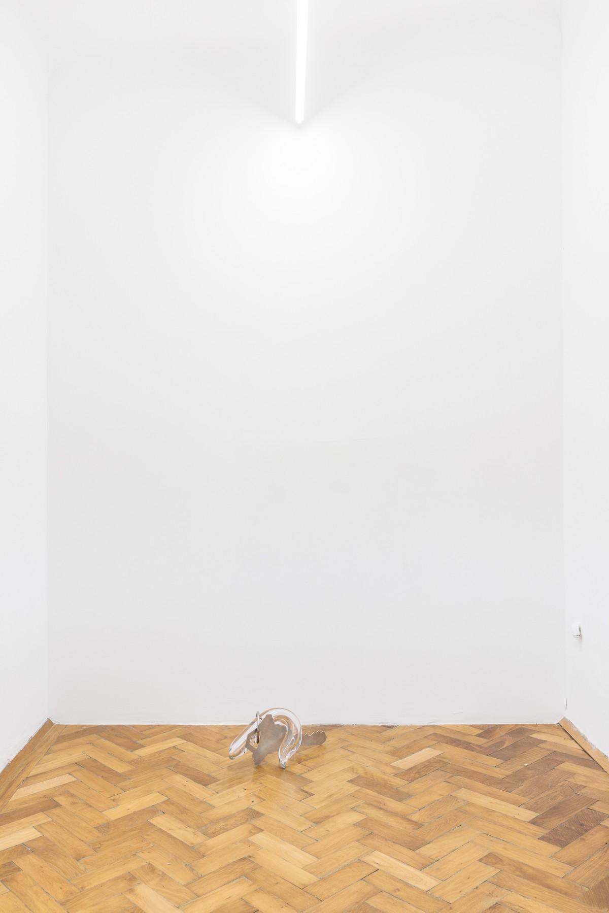 Vue d'exposition, « Above, Below, Between », Andreia Santana, There is no Dreams Underneath My Pillow (4th District), 2024, 30 x 70 x 50 cm, verre soufflé à la main, aluminium, CALM – Centre d’Art La Meute invité par UA26, Vienne, Autriche, 2026 / Photo ©kunst- dokumentation.com / Manuel Carreon Lopez / Courtoisie de  l'artiste et Galeria Filomena Soares, Lisbonne / Curaté par Oriane Emery & Jean-Rodolphe Petter.