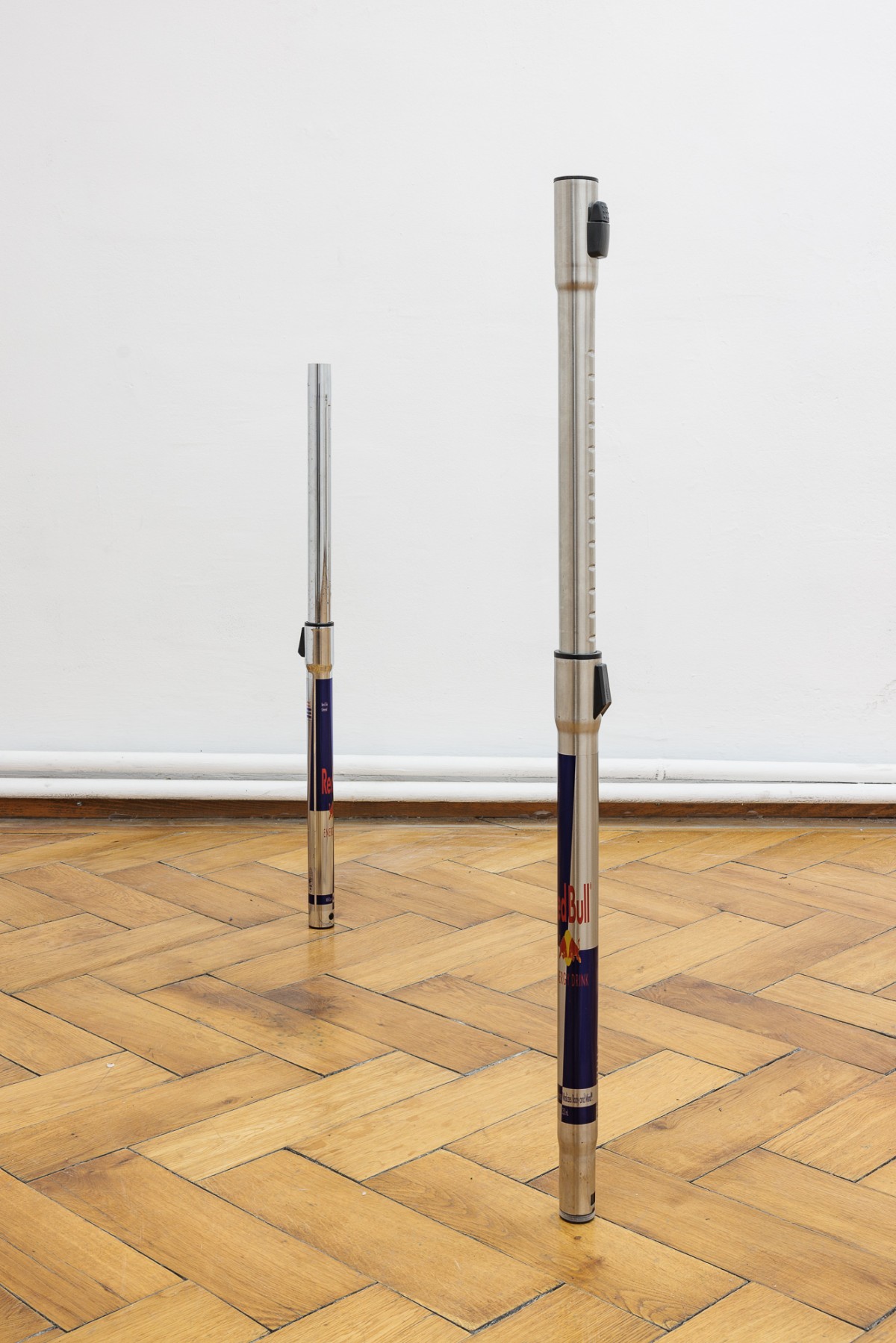 Vue d'exposition, « Above, Below, Between », David Attwood, More Work For Mother, 2025, dimensions variables, impressions numériques sur vinyle, tiges chromées d'aspiration usagées, détail, CALM – Centre d’Art La Meute invité par UA26, Vienne, Autriche, 2026 / Photo ©kunst- dokumentation.com / Manuel Carreon Lopez / Courtoisie de l'artiste et Season 4 Episode 6, Londres / Curaté par Oriane Emery & Jean-Rodolphe Petter.