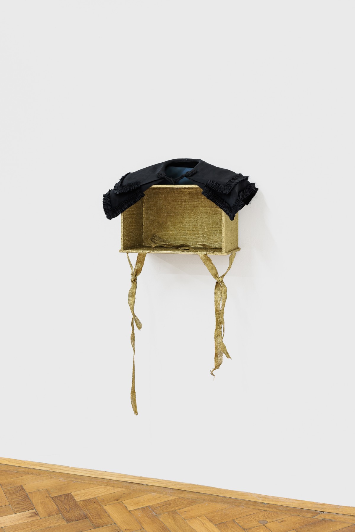 Vue d'exposition, « Above, Below, Between », Lukas Kaufmann, Sans titre, 2026, 68 x 70 x 30 cm, soie moirée, passementerie, bois, jute, laque, CALM – Centre d’Art La Meute invité par UA26, Vienne, Autriche, 2026 / Photo ©kunst-dokumentation.com / Manuel Carreon Lopez / Courtoisie de l'artiste / Curaté par Oriane Emery & Jean-Rodolphe Petter.