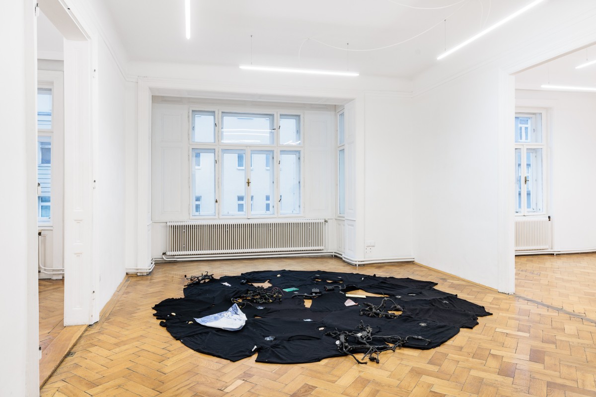 Vue d'exposition, « Above, Below, Between », Alfredo Aceto, Last Cigarette Before I Go, 2024, 300 x 300 x 10 cm, techniques mixtes et résine de pin sur tissu, CALM – Centre d’Art La Meute invité par UA26, Vienne, Autriche, 2026 / Photo ©kunst-dokumentation.com / Manuel Carreon Lopez / Courtoisie de l'artiste / Curaté par Oriane Emery & Jean- Rodolphe Petter.