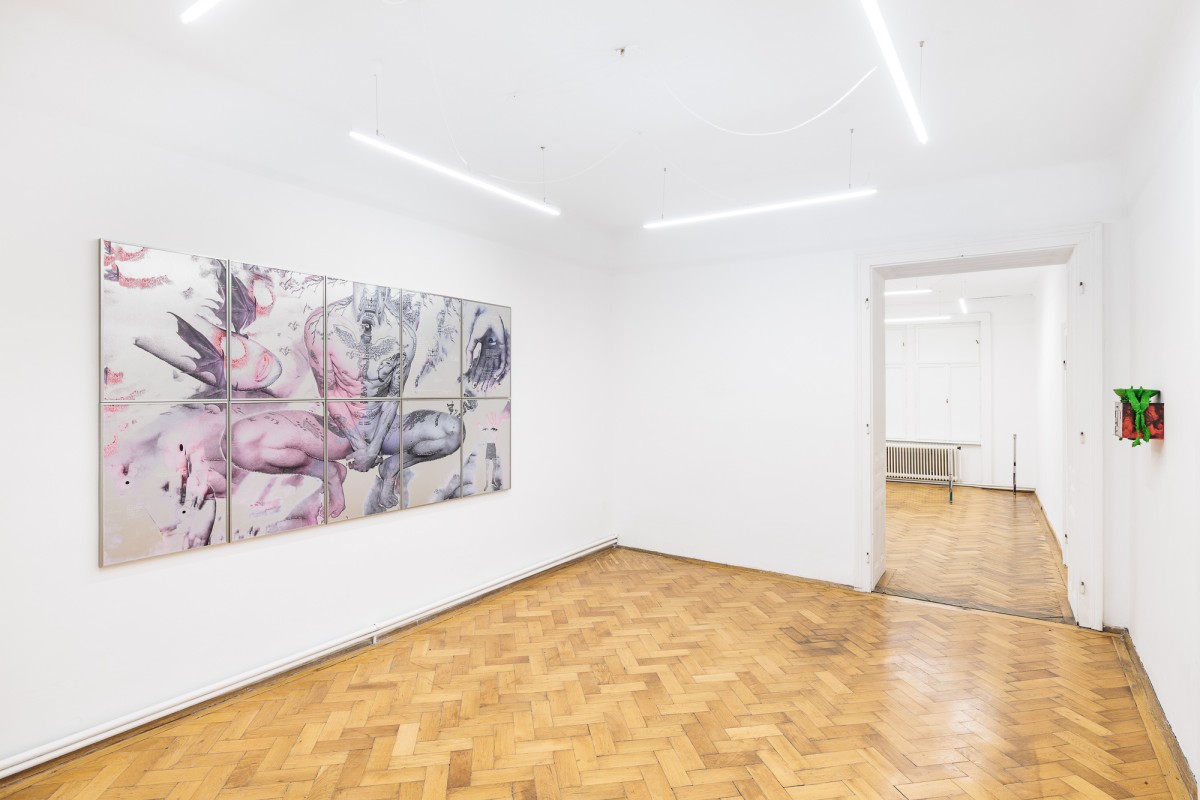 Vue d'exposition, « Above, Below, Between », (g. à d.), Mahalia Taje Giotto, David Attwood, Lukas Kaufmann, CALM – Centre d’Art La Meute invité par UA26, Vienne, Autriche, 2026 / Photo ©kunst-dokumentation.com / Manuel Carreon Lopez / Courtoisie des artistes et Season 4 Episode 6, Londres / Curaté par Oriane Emery & Jean-Rodolphe Petter.