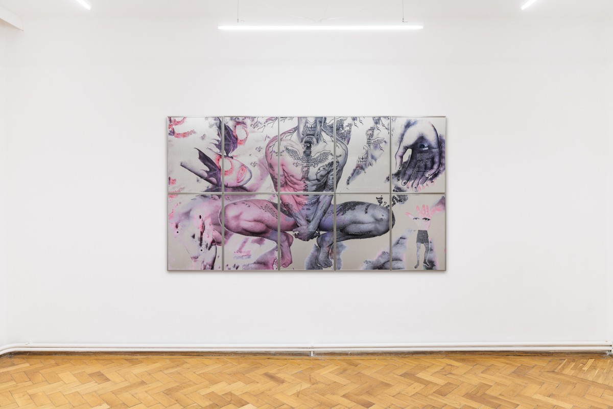 Vue d'exposition, « Above, Below, Between », Mahalia Taje Giotto,on the verge of becoming completely forgotten, 2026, 140 x 250 x 3cm, collage photographique et gravure sur aluminium, CALM – Centre d’Art La Meute invité par UA26, Vienne, Autriche, 2026 / Photo ©kunst-dokumentation.com / Manuel Carreon Lopez / Courtoisie de l'artiste / Curaté par Oriane Emery & Jean-Rodolphe Petter.