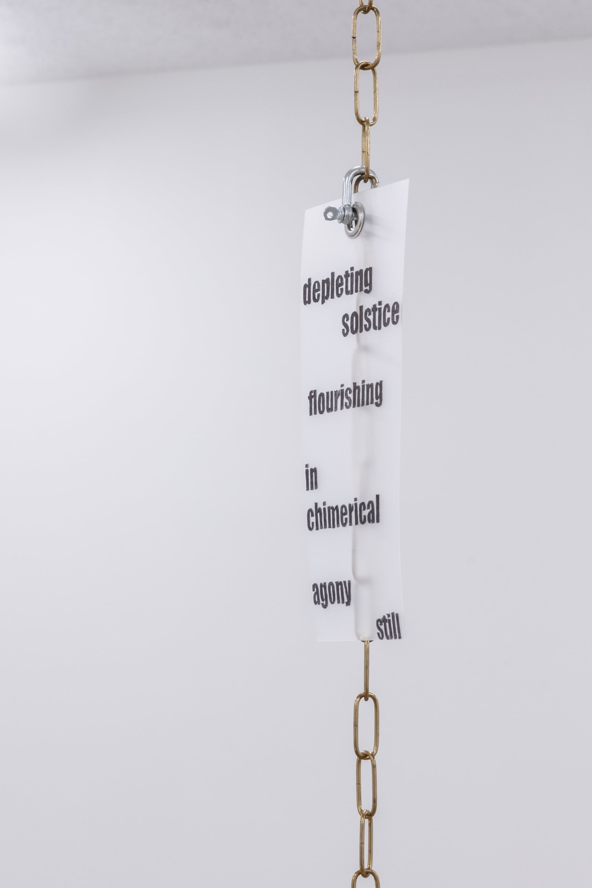 Nayansaku Mufwankolo, <em>At once the dark sand and the sea, the abyss andthe cliff</em>, détail, 2023, chaînes, papier rigide translucide et stylo feutre, dim. variables, photo : Théo Dufloo.