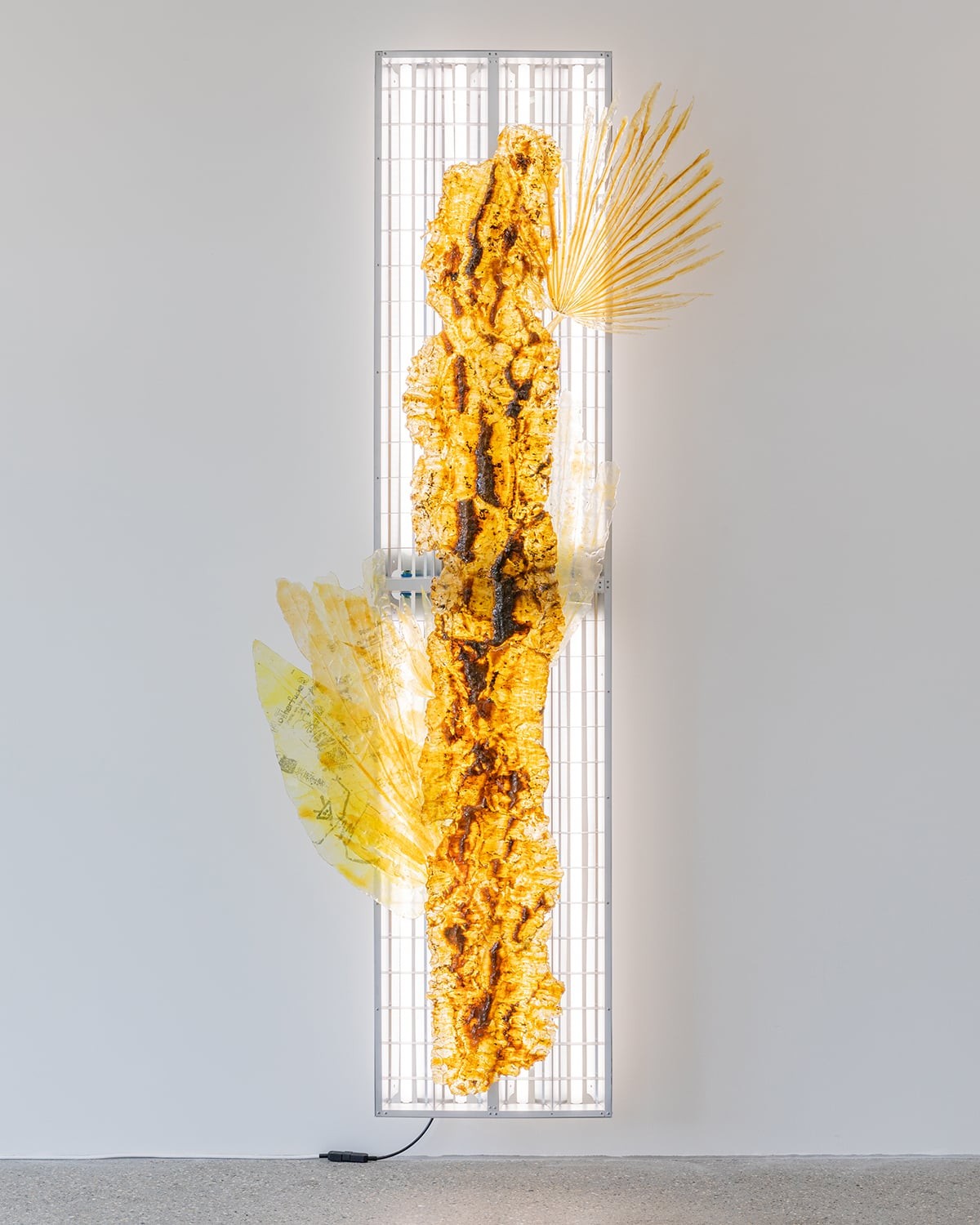 Chloé Delarue,<strong> </strong><em>TAFAA - UNNECESSARY DOUBT (SNITCH II)</em>, latex, résine, impression par transfert, aluminium, tubes fluorescents, 240 x 90 x 20 cm, 2024, courtoisie galerie frank elbaz, photo : Théo Dufloo.