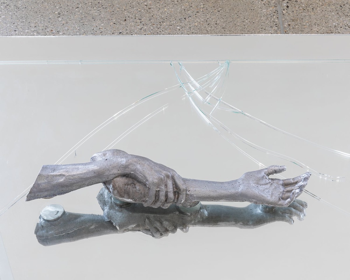 Emma Passera,<strong> </strong><em>7 days without you</em>, détail, bras et jambe en aluminium, miroir, vitre, 260 x 130 cm, 2024, photo : Théo Dufloo.
