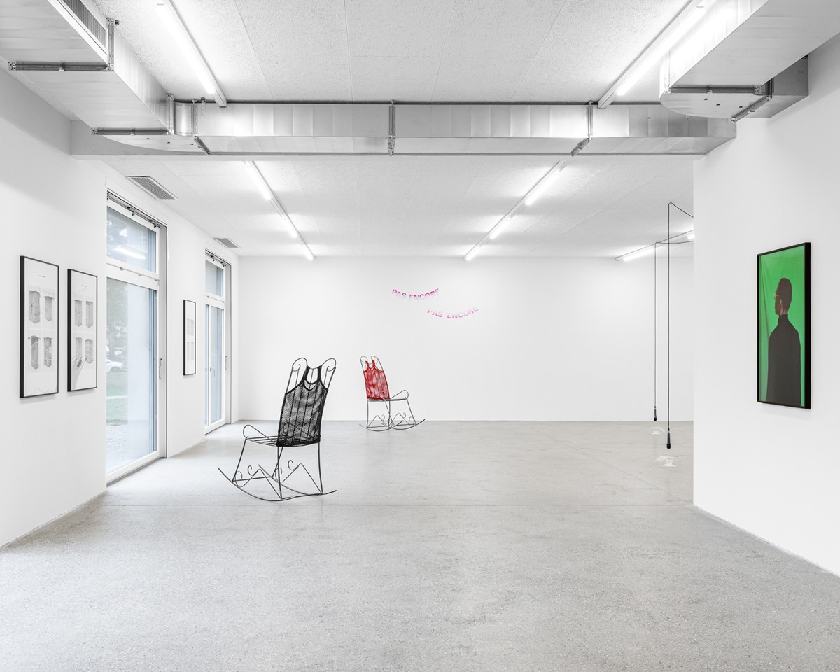 Vue d’exposition, « Towards an Affiniy of Hammers », (g. à d.), Jojo Gronostay, Lucas Erin, Unyimeabasi Udoh, Monika Emmanuelle Kazi, Belinda Kazeem-Kamiński, CALM – Centre d’Art La Meute, Lausanne, Suisse, 2025 / Photo: Théo Dufloo / Courtoisie des artiste·x·s et de la galerie Hubert Winter, Vienne / Curaté par Théo-Mario Coppola et Oriane Emery & Jean-Rodolphe Petter.