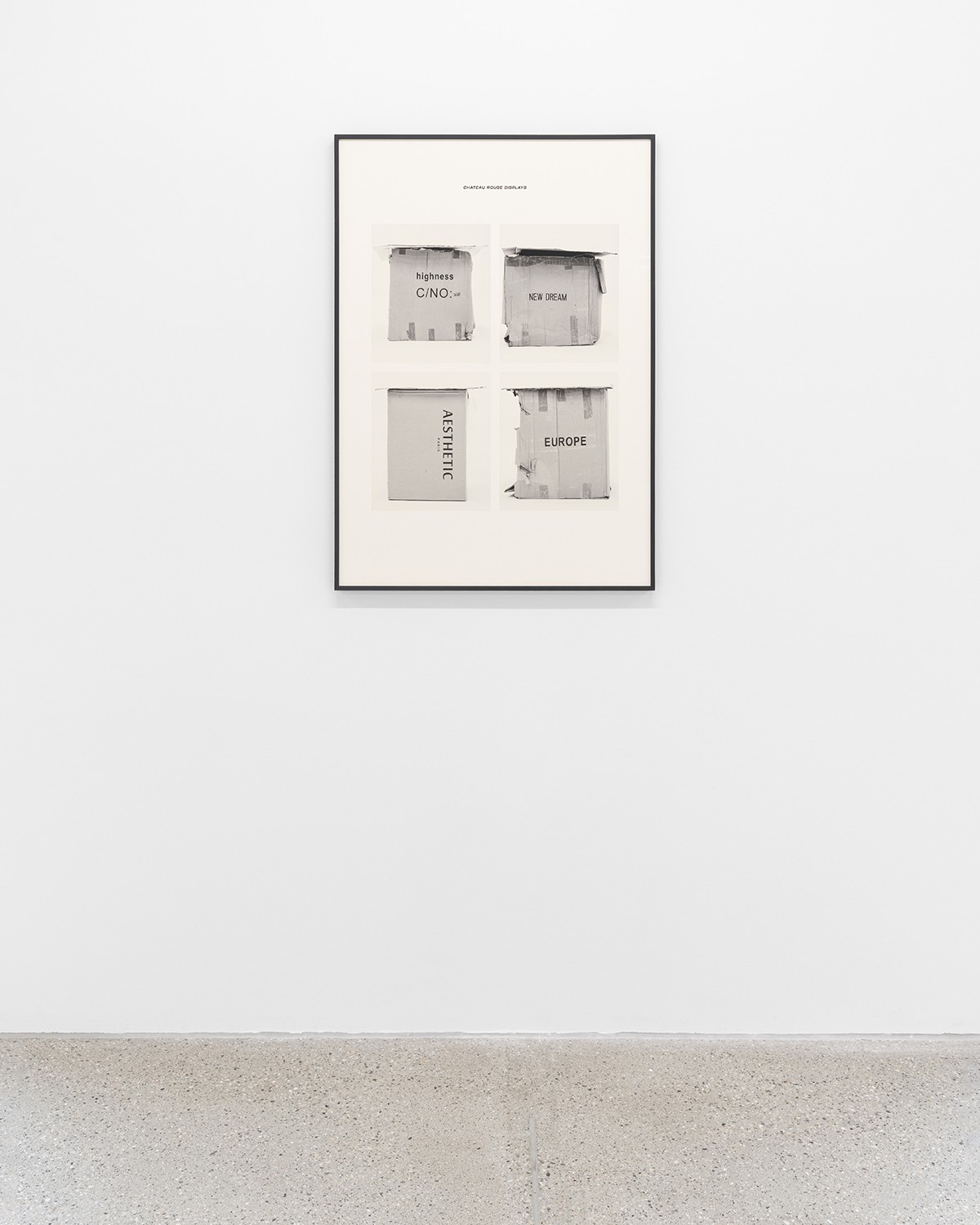 Vue d’exposition, « Towards an Affiniy of Hammers », Jojo Gronostay, <em>Chateau Rouge Displays I</em>, 2020, 100 × 70 cm, tirage pigmentaire, CALM – Centre d’Art La Meute, Lausanne, Suisse, 2025 / Photo: Théo Dufloo / Courtoisie de l’artiste et de la galerie Hubert Winter, Vienne / Curaté par Théo-Mario Coppola et Oriane Emery & Jean-Rodolphe Petter.