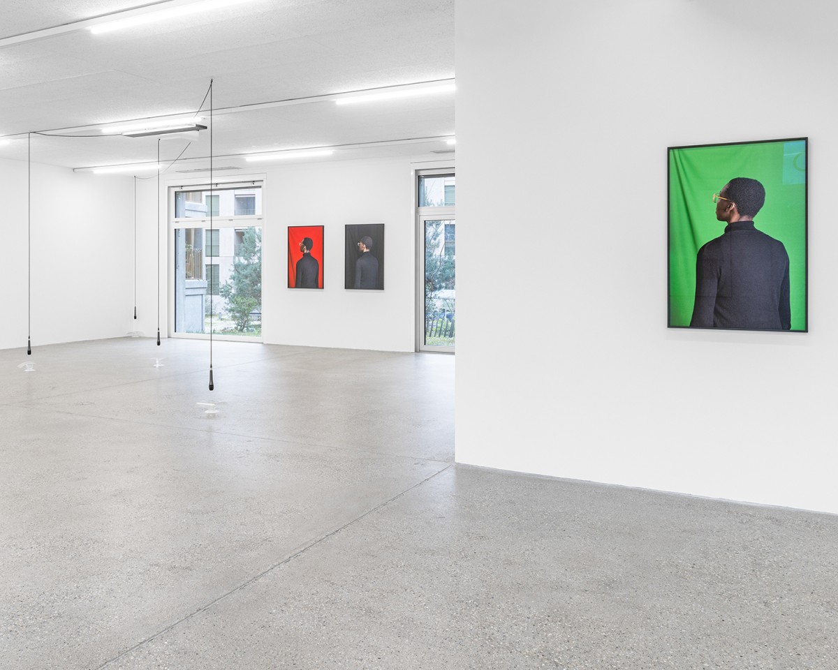 Vue d’exposition, « Towards an Affiniy of Hammers », (g. à d.), Monika Emmanuelle Kazi, Belinda Kazeem-Kamiński, CALM – Centre d’Art La Meute, Lausanne, Suisse, 2025 / Photo: Théo Dufloo / Courtoisie des artistes / Curaté par Théo-Mario Coppola et Oriane Emery & Jean- Rodolphe Petter.