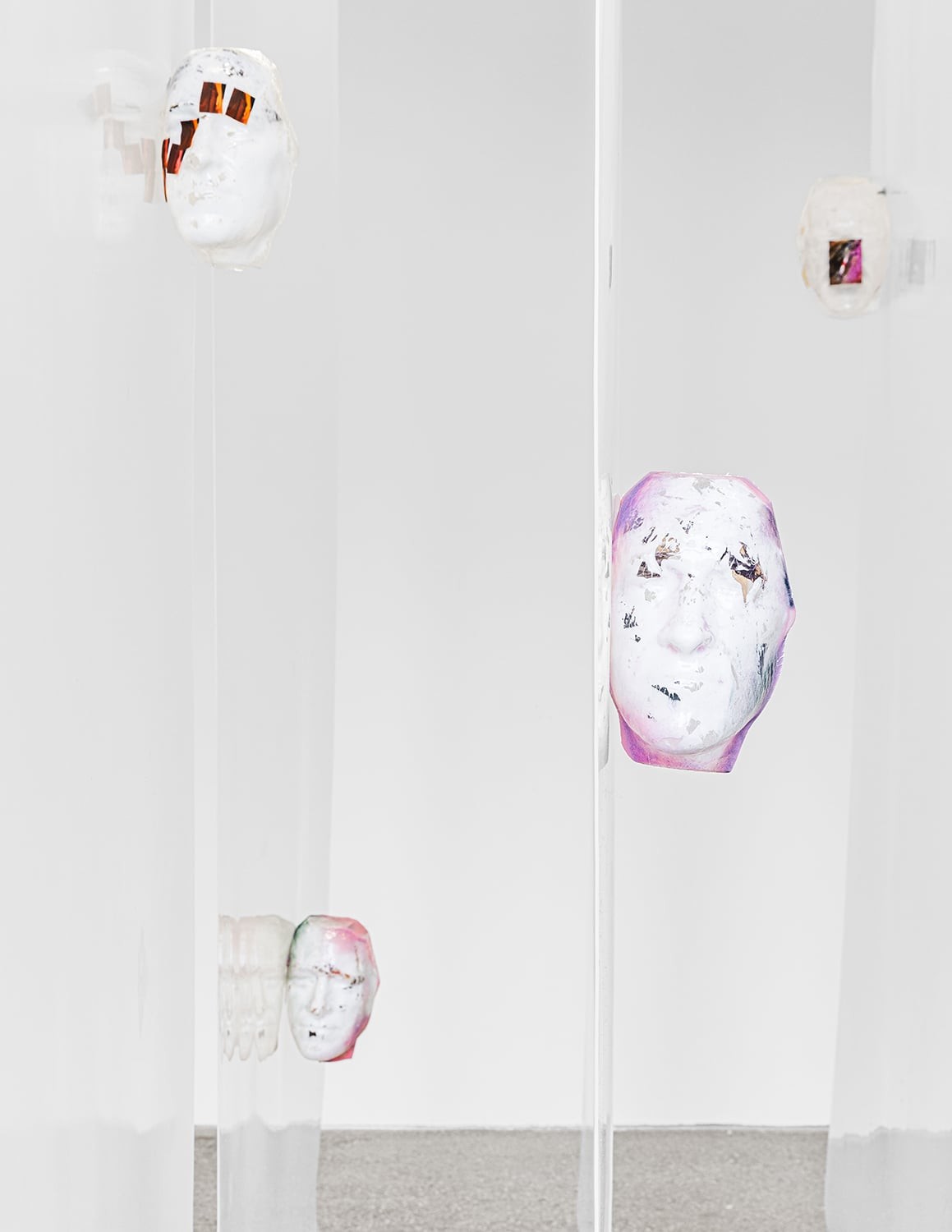 Niels Trannois, <em>I will give you a name... (dyslexie à escient)</em>, détail, silicone, cables, PET thermoformé, plumes, impressions adhésif, colle silicone, 300 x 260 x 90 cm, 2025, photo : Théo Dufloo.