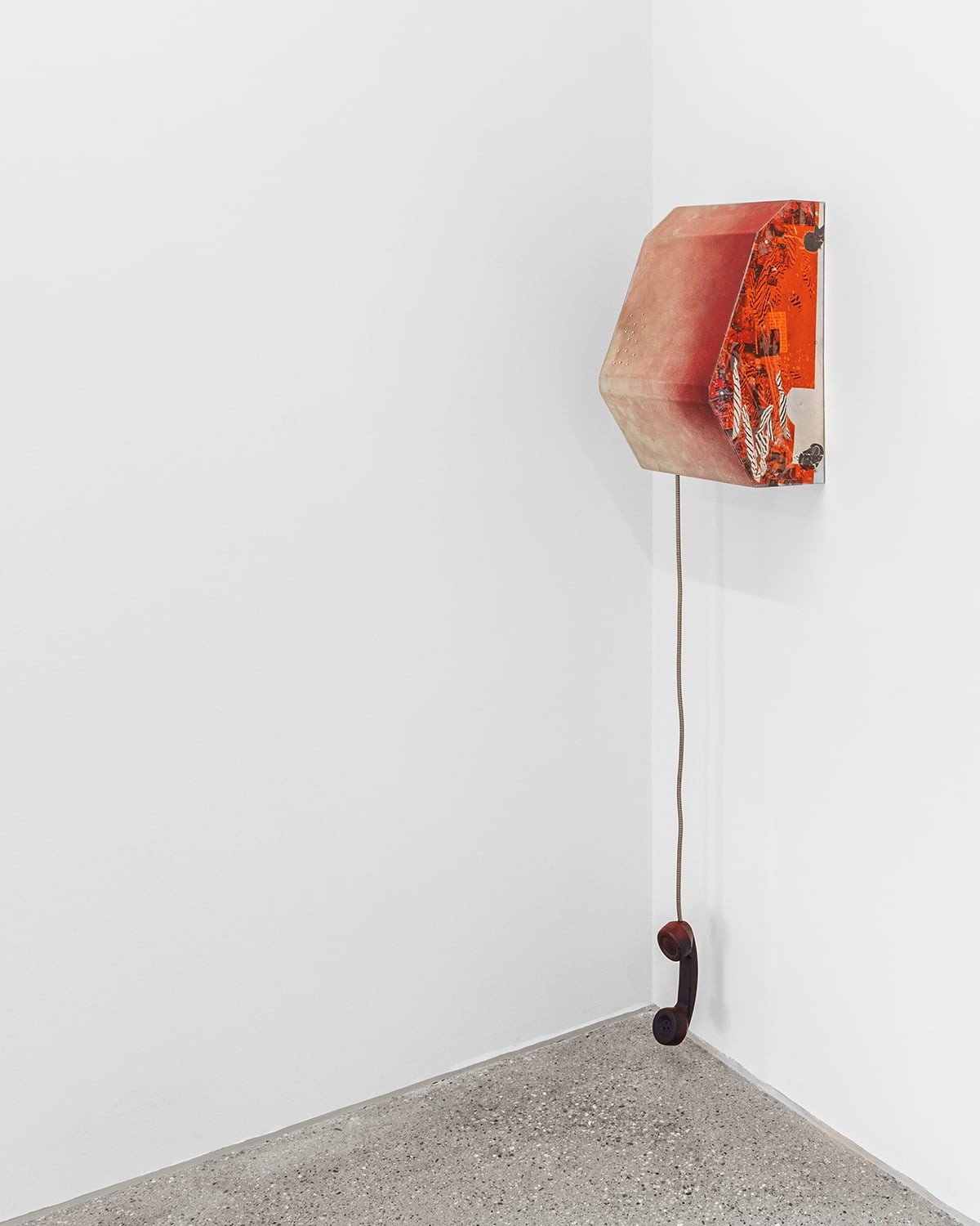 Niels Trannois, <em>Elijah (une vie où je pourrais me souvenir de celle-ci)</em>, aluminium, plexigas, plume, impression sur papier, acrylique, porcelaine, bande son Lauren Duffus, 50 x 30 x 20 cm, 2025, photo : Théo Dufloo.