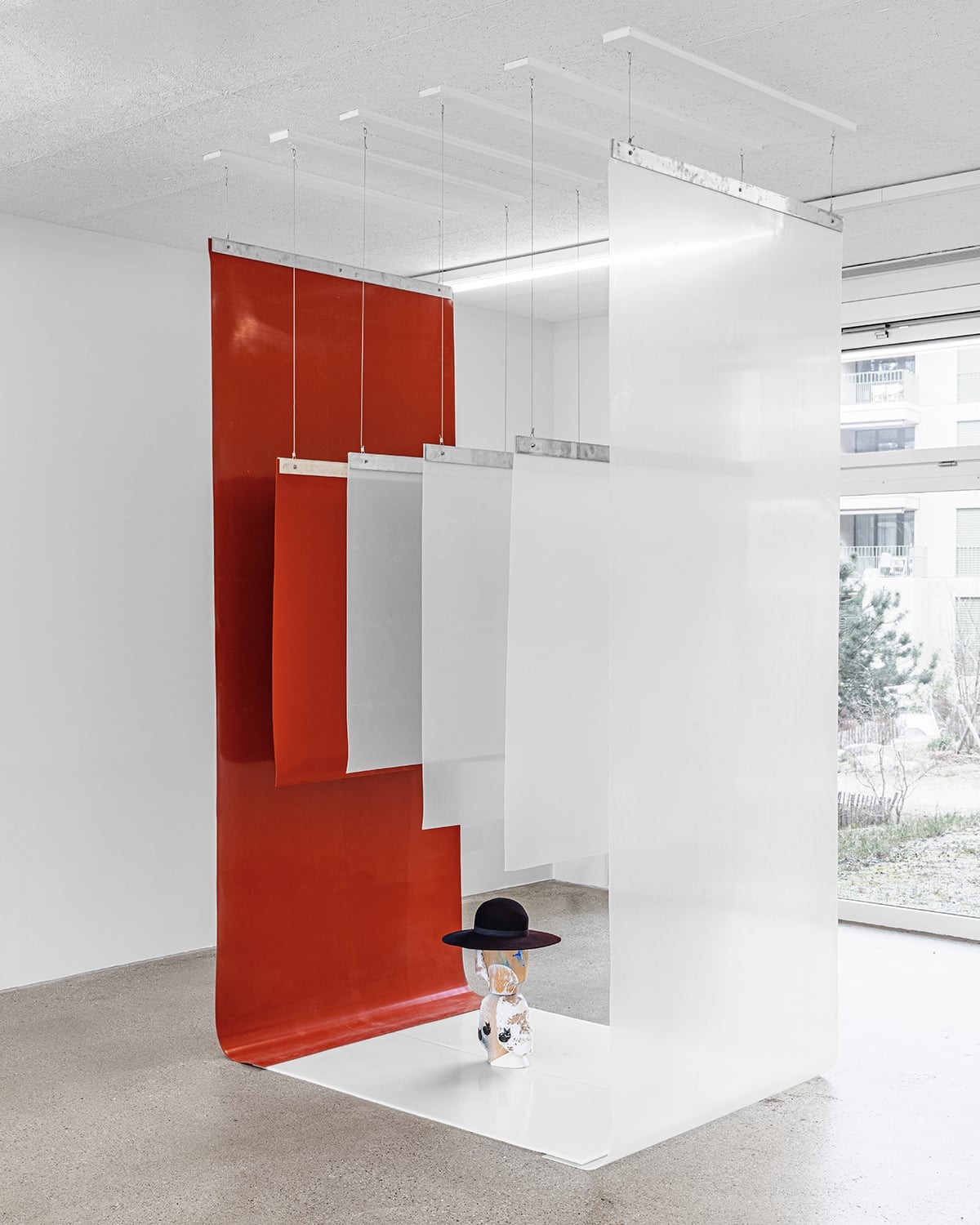 Niels Trannois, <em>...A Name you can remember me by (dyslexie à escient)</em>, silicone, câbles, feutre, bois, acrylique, PET thermoformé, colle silicone, 300 x 120 x 170 cm, 2025, photo : Niels Trannois.