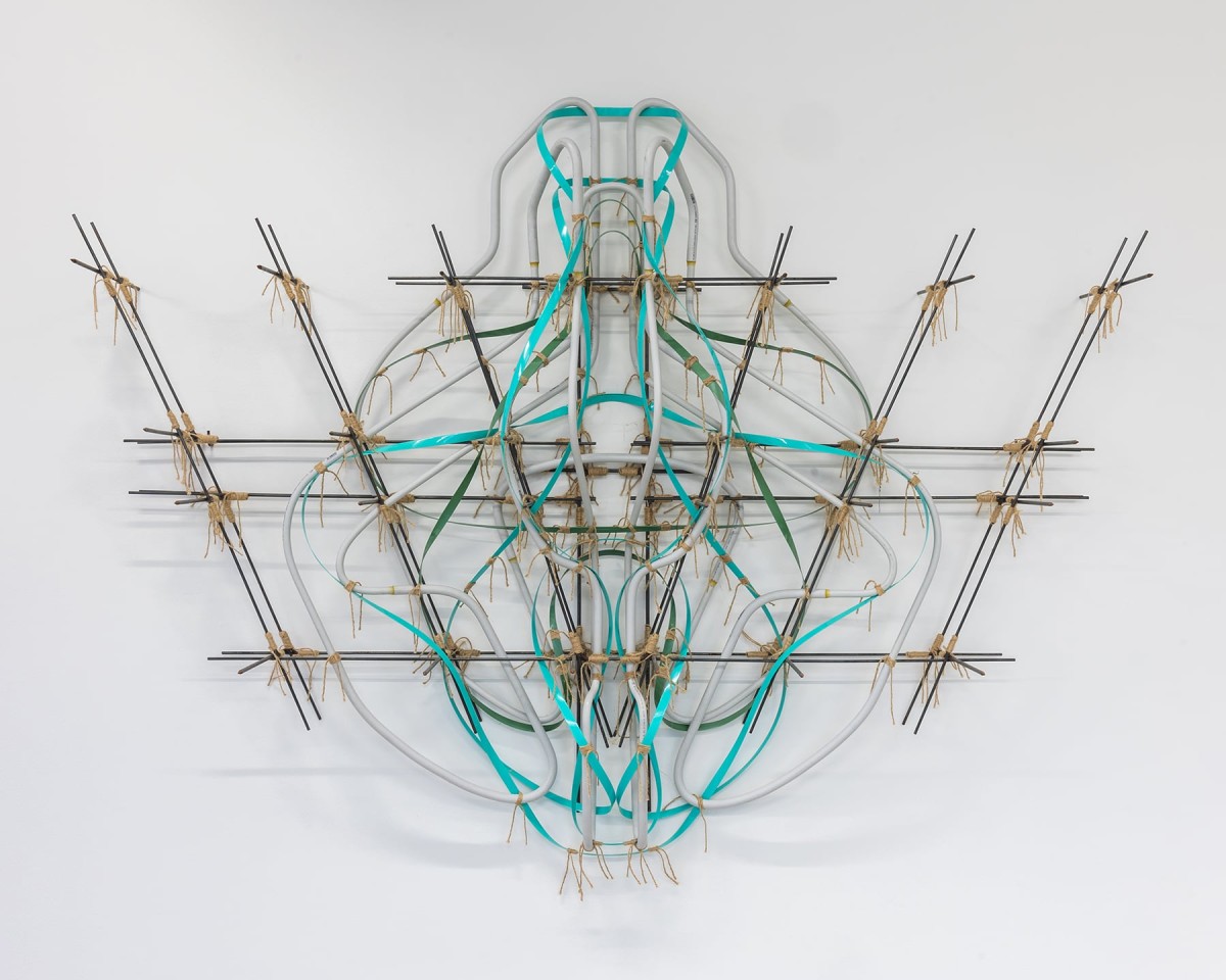 Roy Köhnke, <em>Wall Land #1, </em>Tube IRL, feuillard de cerclage, ficelle, cire d’abeille, acier, 260 x 60 x 220 cm, 2023, photo : Théo Dufloo.