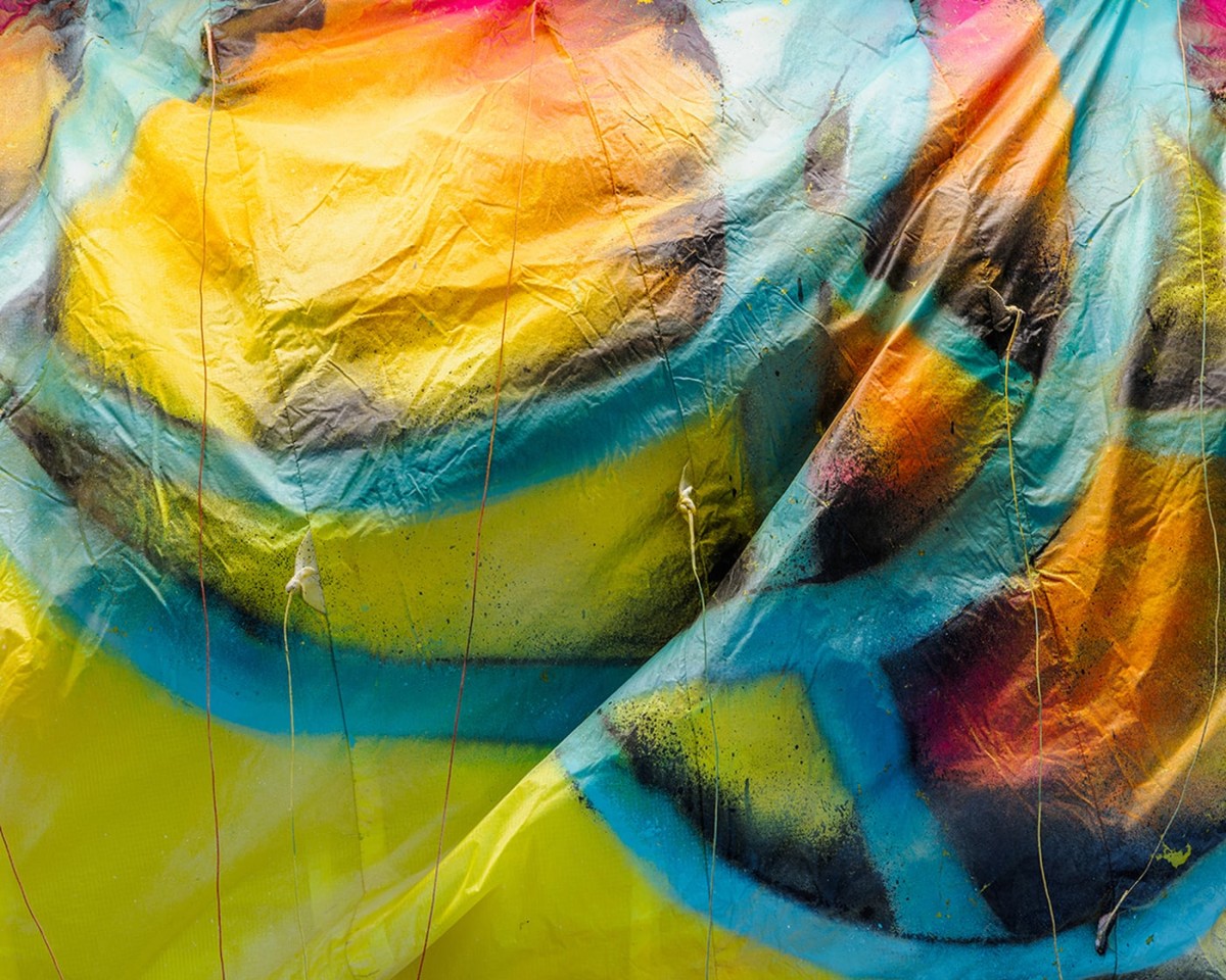 César Bilavie<em>, Les mangroves célestes</em>, détail, spray sur toile de parapente, dimensions variables, 2025, photo : Théo Dufloo.