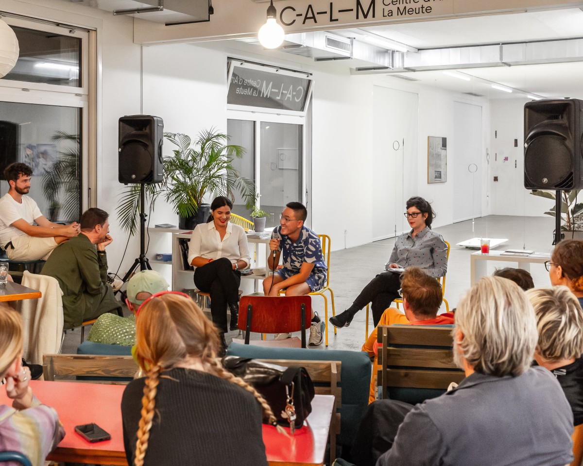 Discussion entre Grandee Dorji, Mariana Isler et Maria Iorio, 2023, CALM – Centre d'Art La Meute, photo : Théo Dufloo.