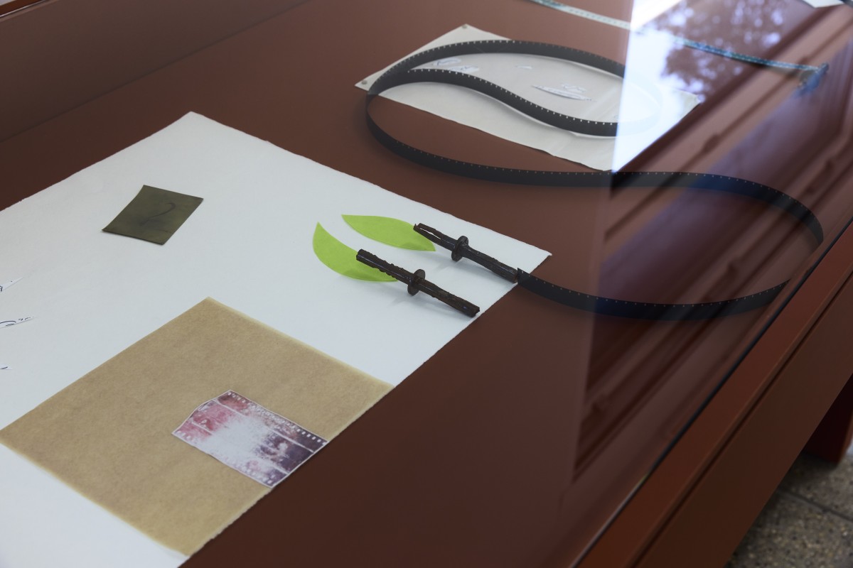 châp-e filmi, 2026. Céramique, encre, papier carbone, scribe en métal, gravure sur film & pellicule 16mm.