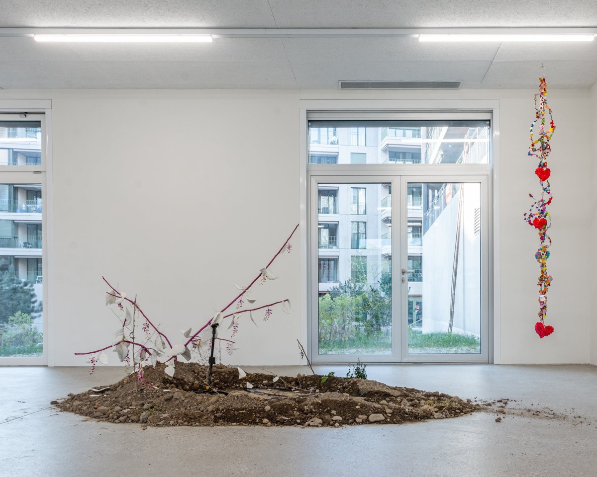 Juri Bizzotto,<strong> </strong><em>Phytolacca Vol.1</em>, installation, branches, perles, tissu, microphone, techniques mixtes, dimensions variables, 2024, photo : Théo Dufloo.