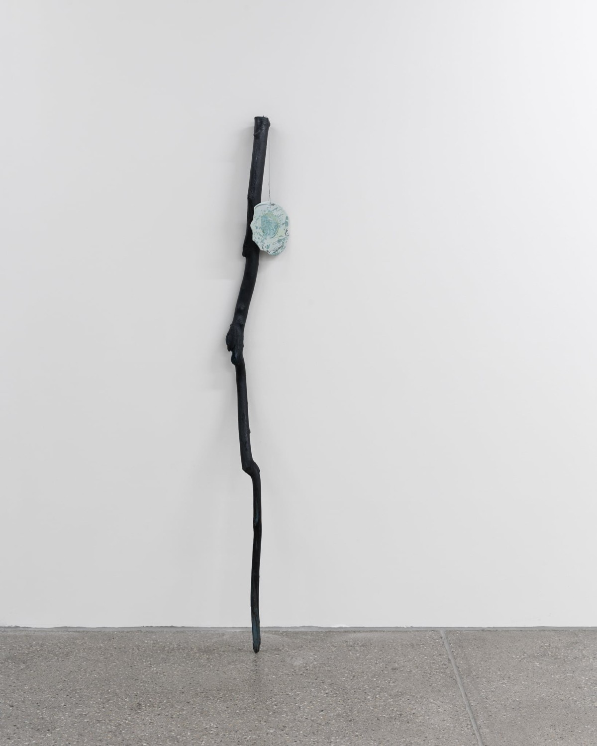 Yun Choi, <em>Psychics E (before or after</em>), branche, aqua-résine, fil, 2023, photo : Théo Dufloo.