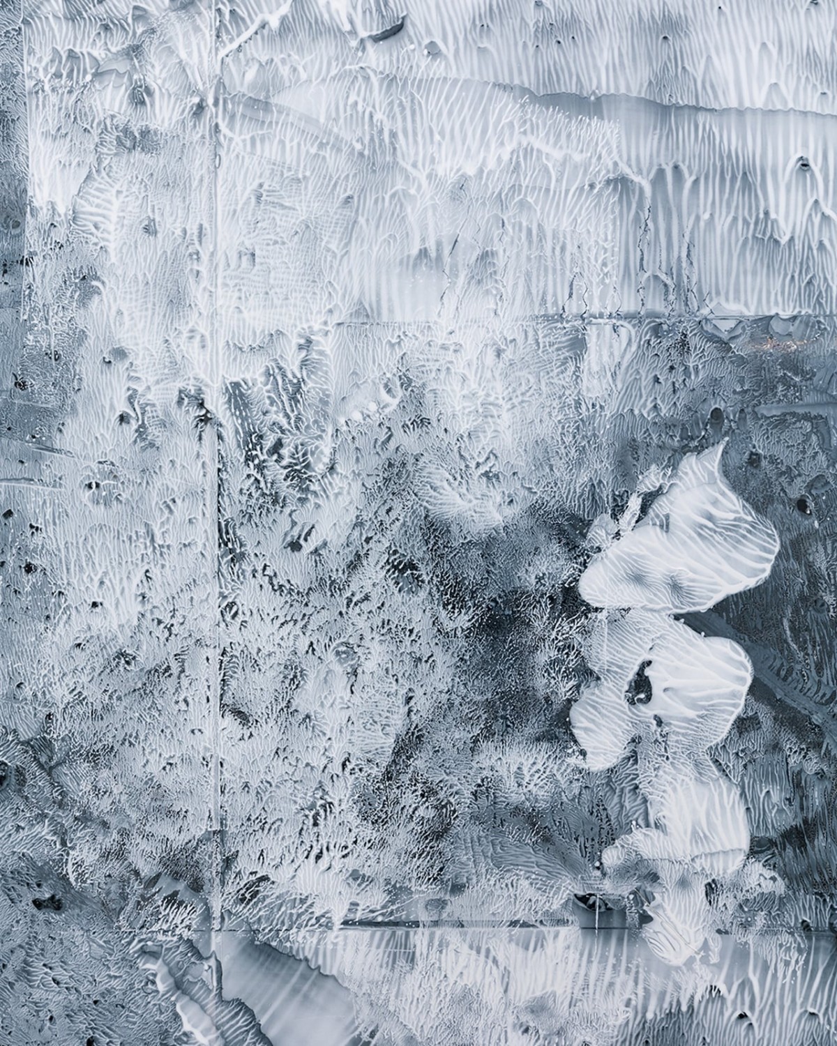 Yun Choi, <em>Stained Glass, Parc du Loup 3</em>, détail, peinture à l’huile blanc titane sur fenêtres et portes en verre, 2023, photo : Théo Dufloo.