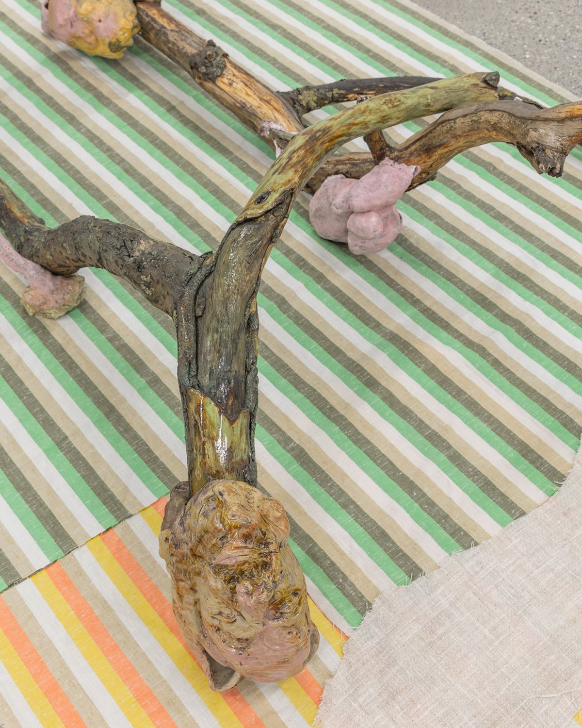 Yun Choi, <em>Psychics B</em>, détail, glazed ceramics, branches, argile, tissus, 2023, photo : Théo Dufloo.