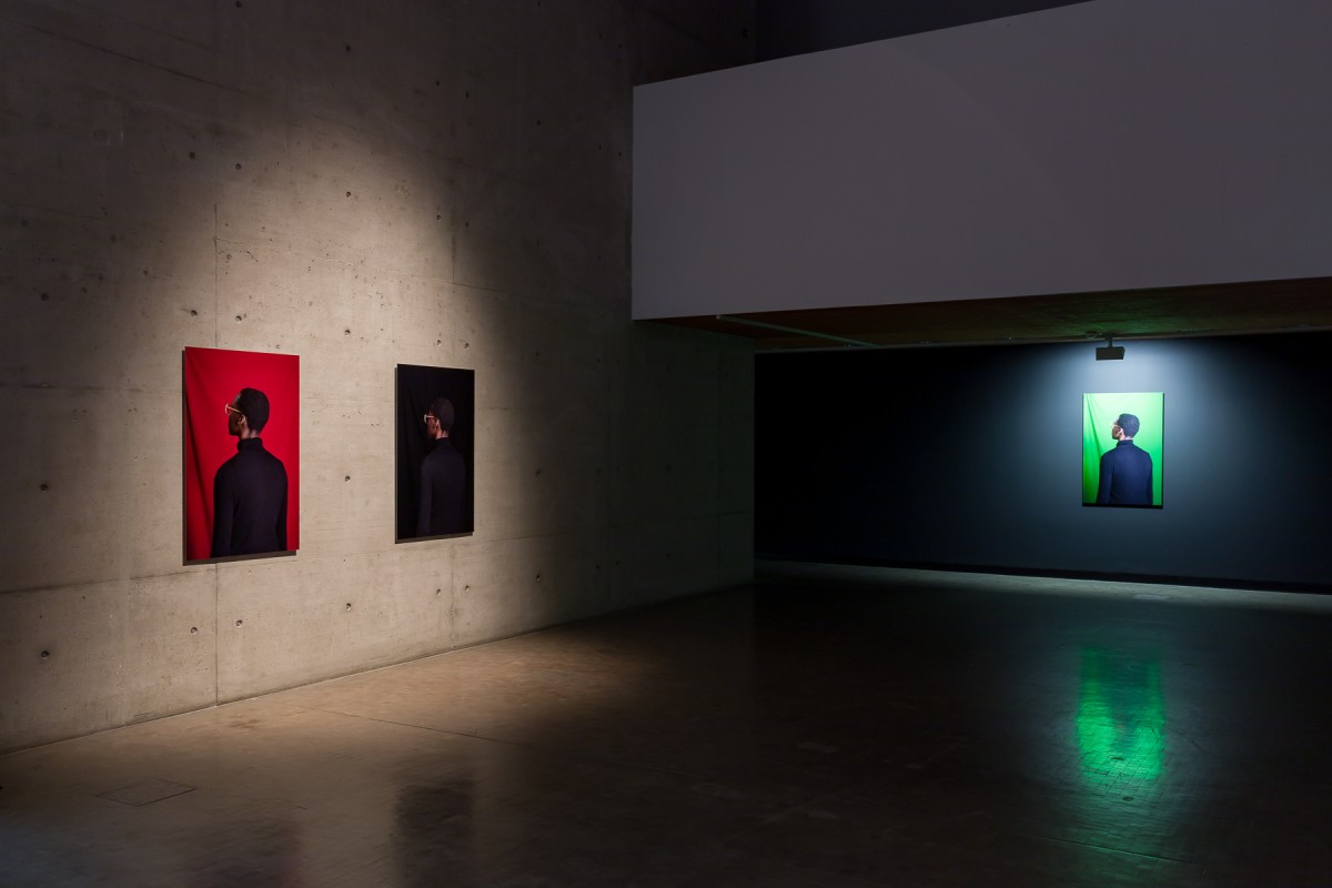 Belinda Kazeem-Kamiński, <em>In Search of Red, Black and Green</em>, C-print sur Alu-Dibond, 2021, Kunsthalle Wien, photo : Manuel Carreon Lopez.